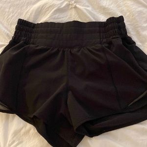 size 0 regular 2.5 inch high waisted lululemon hotty hot shorts!!